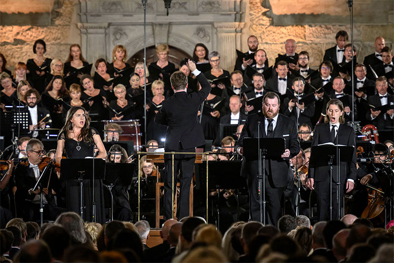 Válečné requiem na Pražském hradě, 3. září 2023, 20:00 hodin, Vladislavský sál – Susanne Bernhard, Kyle van Schoonhoven, Arvid Fagerfjäll, Linda Sítková, Lukáš Vasilek, PKF — Prague Philharmonia, Kyjevský symfonický orchestr, Komorní orchestr České filharmonie, Pražský filharmonický sbor (foto Petra Hajská)