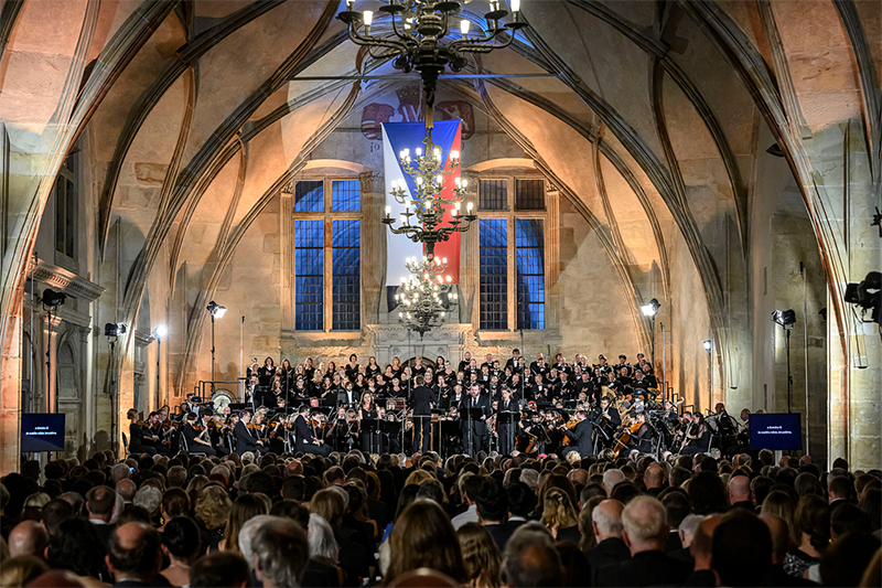 Válečné requiem na Pražském hradě, 3. září 2023, 20:00 hodin, Vladislavský sál – Susanne Bernhard, Kyle van Schoonhoven, Arvid Fagerfjäll, Linda Sítková, Lukáš Vasilek, PKF — Prague Philharmonia, Kyjevský symfonický orchestr, Komorní orchestr České filharmonie, Pražský filharmonický sbor (foto Petra Hajská)