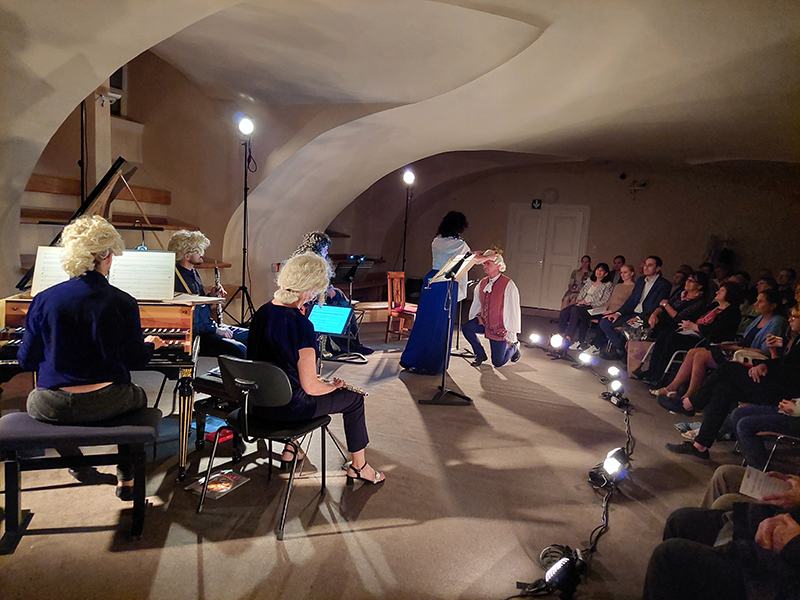 Marek Kopelent: Musica aneb Prastarý příběh, který andělé přenášejí z času do času, 30. září 2023, Galerie HAMU – Monika Knoblochová, Martin Daněk, Clara Nováková, Dušan Sitek, Irena Troupová a Petr Burian (foto Tereza Dudková)