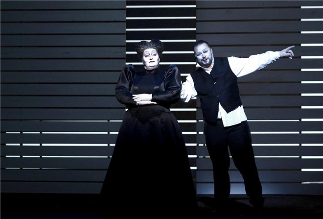 L.Janáček: Káťa Kabanová - Yvona Škvárová (Kabanicha), Luděk Vele (Dikoj) - ND 2010 (foto Hana Smejkalová)