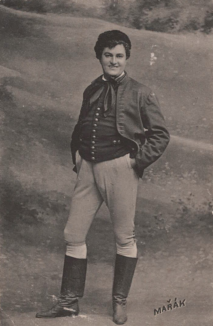 Otakar Mařák jako Jeník ze Smetanovy Prodané nevěsty patrně z prvního nebo druhého angažmá v Národním divadle v Praze. Pohlednice (foto se souhlasem Davida Chaloupky)