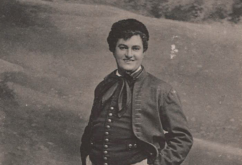 Otakar Mařák jako Jeník ze Smetanovy Prodané nevěsty patrně z prvního nebo druhého angažmá v Národním divadle v Praze. Pohlednice (foto se souhlasem Davida Chaloupky)
