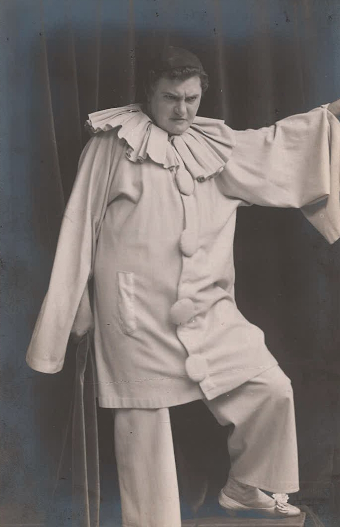 Otakar Mařák v roli Cania v Leoncavallově opeře Komedianti. Pohlednice, černobílá fotografie ateliér J. F. Langhans Praha (foto se souhlasem Davida Chaloupky)