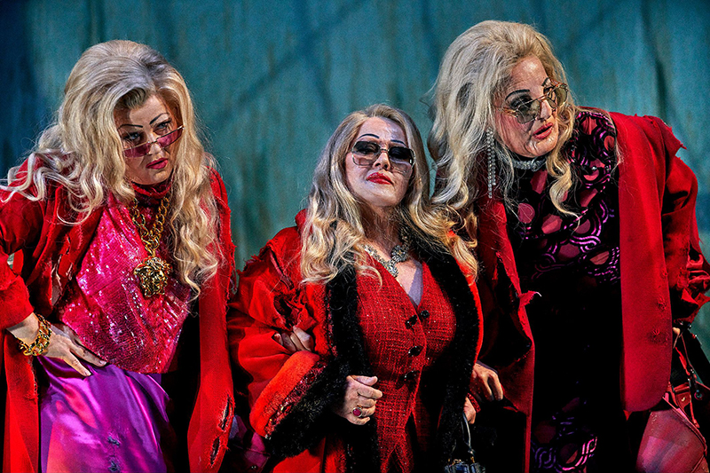 Richard Wagner: Prsten Nibelungův; Soumrak bohů, Bayreuther Festspiele – Evelin Novak, Simone Schröder a Stephanie Houtzeel (foto Enrico Nawrath)