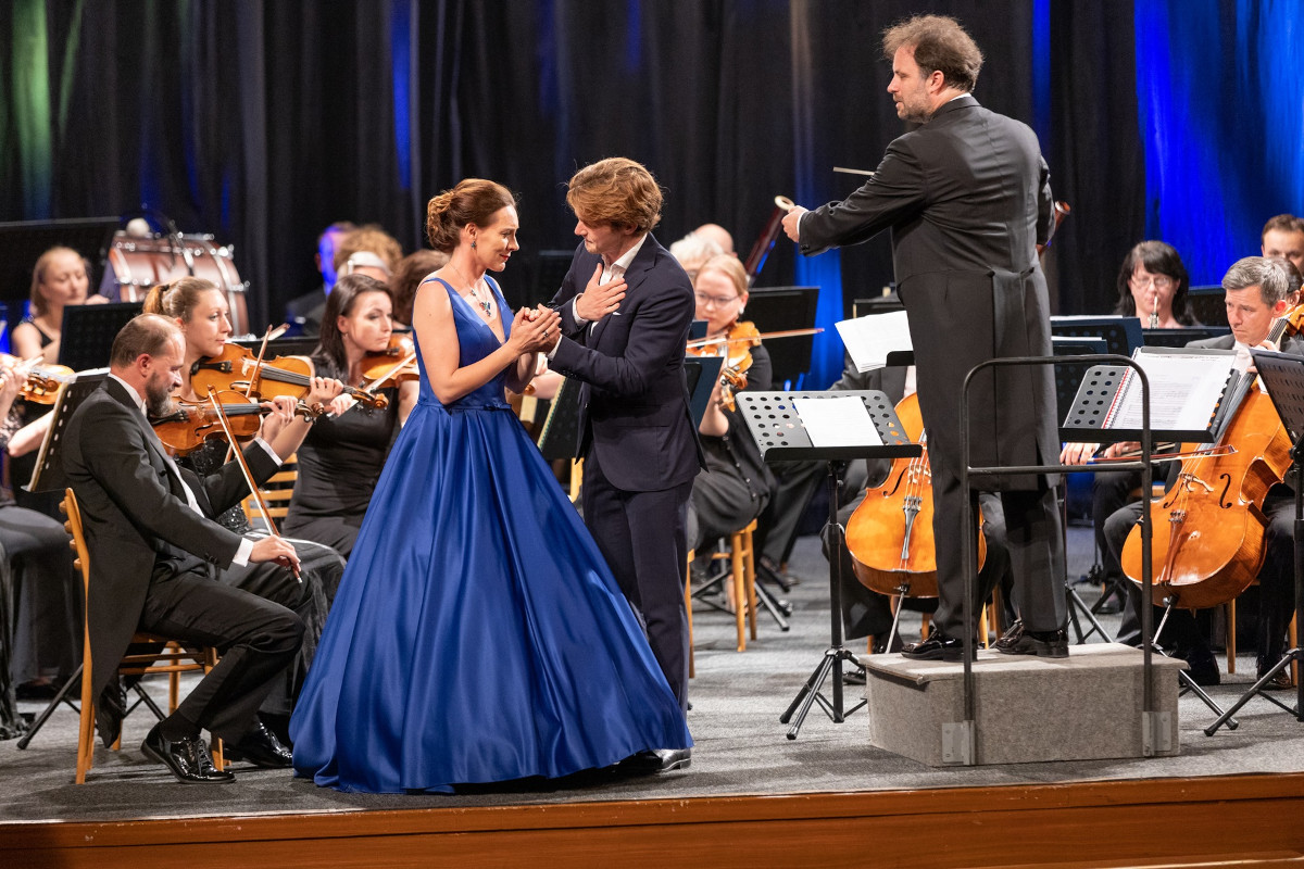Jana Šrejma Kačírková, Petr Nekoranec, Łukasz Borowicz a Komorní filharmonie Pardubice - Smetanova Litomyšl 2021 (foto Smetanova Litomyšl) 