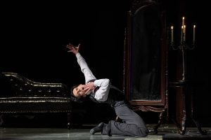 Aniello Mallardo: Obraz Doriana Graye – Sergio Méndez Romero; Moravské divadlo Olomouc (foto Serghei Gherciu)