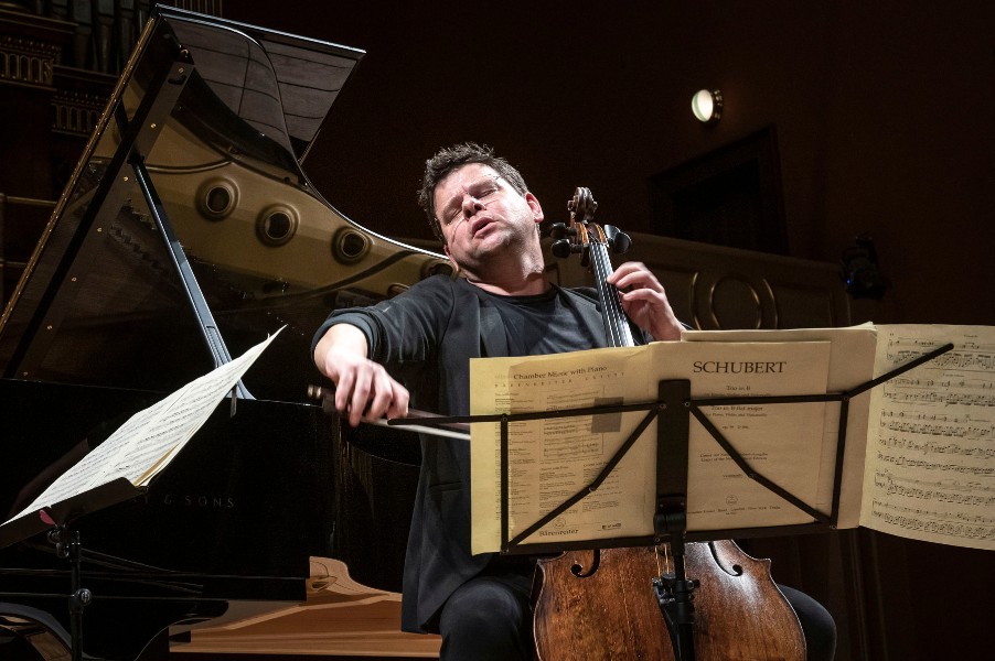 Český spolek pro komorní hudbu: Giltburg, Jarůšková, Jarůšek – Peter Jarůšek, 12. října 2022, Praha, Rudolfinum (zdroj Česká filharmonie, foto Petra Hajská)