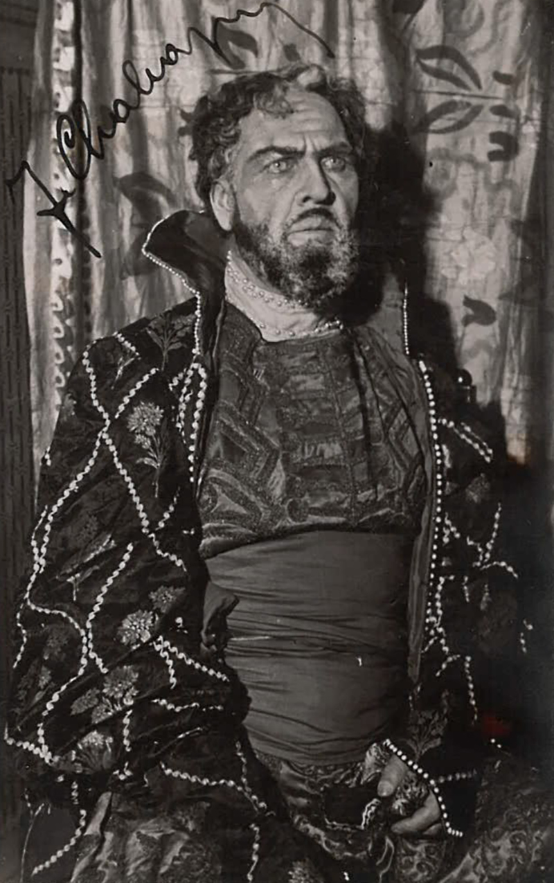 F. I. Šaljapin v roli Borise Godunova. Fotografie nese razítko brněnského ateliéru Oty Motala. Pravděpodobně ale tento ateliér pouze vyhotovil fotografie podle dodaných negativů (foto se svolením Davida Chaloupky)