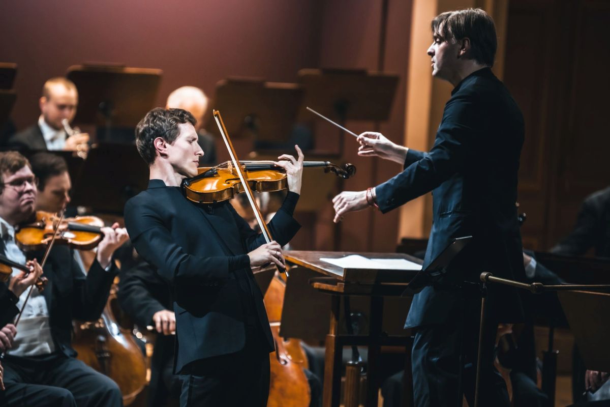 Josef Špaček, Tomáš Netopil, Česká filharmonie, 15. února 2023 (zdroj Česká filharmonie)