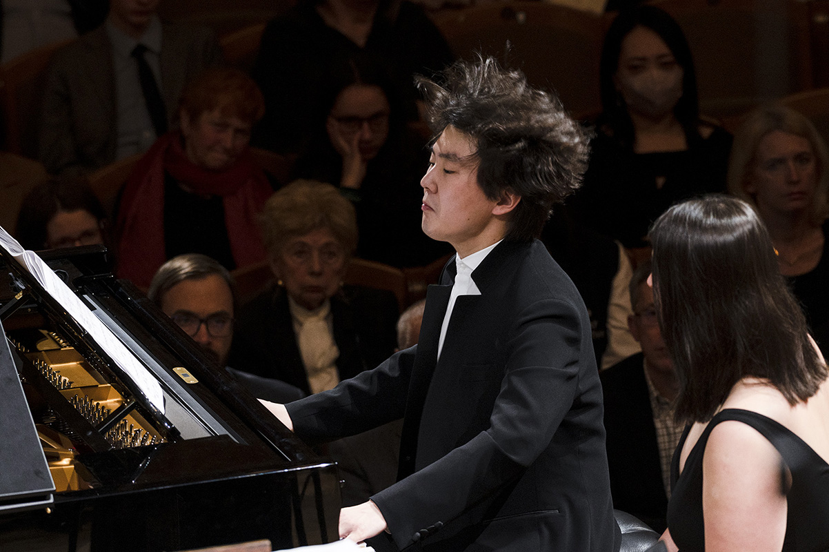 Česká filharmonie • Semjon Byčkov, 16. března 2023, Rudolfinum, Dvořákova síň – Seong-Jin Cho (foto Petr Kadlec)