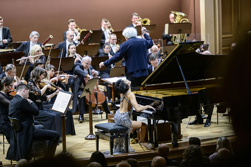 Česká filharmonie • Yuja Wang, 8. února 2024, Rudolfinum, Dvořákova síň – Yuja Wang, Sir Simon Rattle a Česká filharmonie (foto Petra Hajská)