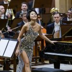 Česká filharmonie • Yuja Wang, 8. února 2024, Rudolfinum, Dvořákova síň – Yuja Wang a Česká filharmonie (foto Petra Hajská)