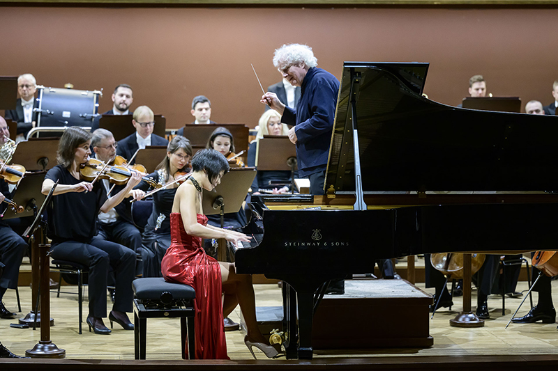Česká filharmonie • Yuja Wang, 8. února 2024, Rudolfinum, Dvořákova síň – Yuja Wang, Sir Simon Rattle a Česká filharmonie (foto Petra Hajská)