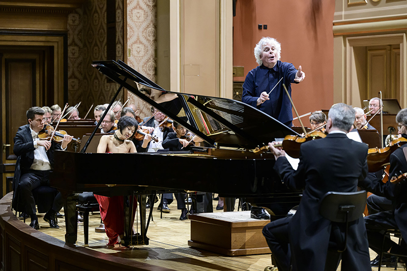Česká filharmonie • Yuja Wang, 8. února 2024, Rudolfinum, Dvořákova síň – Yuja Wang, Sir Simon Rattle a Česká filharmonie (foto Petra Hajská)
