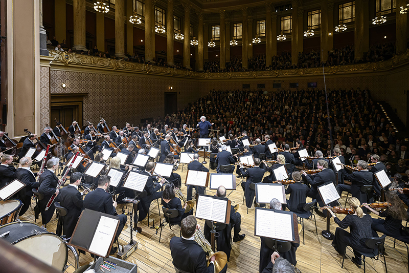 Česká filharmonie • Yuja Wang, 8. února 2024, Rudolfinum, Dvořákova síň – Sir Simon Rattle a Česká filharmonie (foto Petra Hajská)