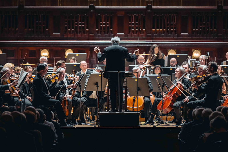 Symfonický orchestr hl. m. Prahy FOK: Američan v Paříži, 24. dubna 2024, Obecní dům – Leonard Slatkin (foto Petr Chodura)