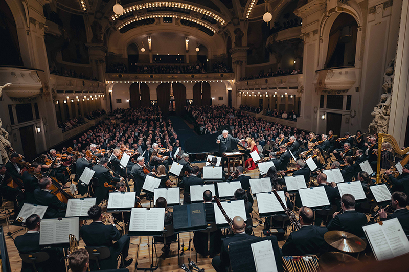 Symfonický orchestr hl. m. Prahy FOK: Američan v Paříži, 24. dubna 2024, Obecní dům – Leonard Slatkin a Olga Kern (foto Petr Chodura)