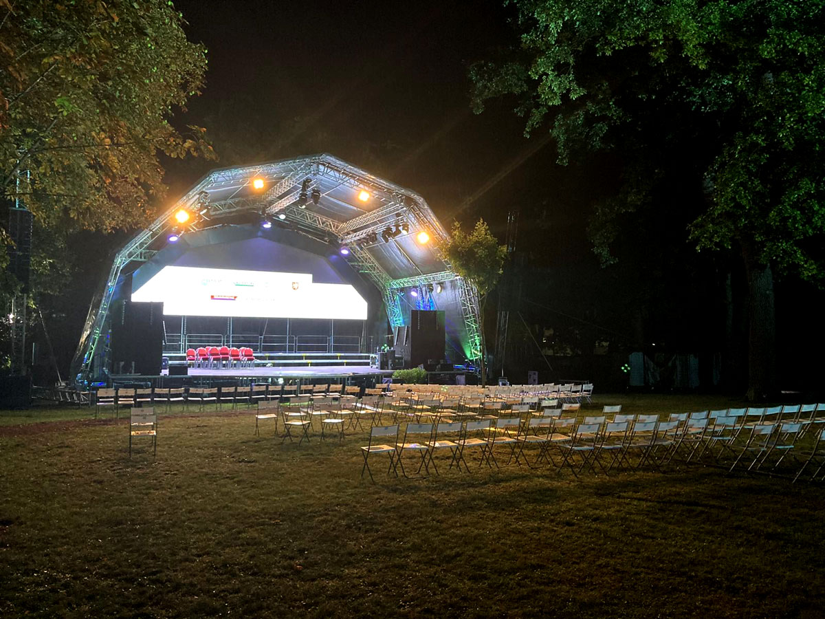 Scéna pro Rusalku v parku (zdroj Festival Jarmily Novotné)