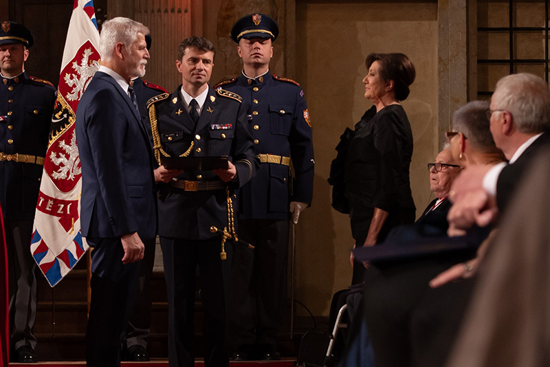 Prezident Petr Pavel a Marie Rottrová, Slavnostní předávání státního vyznamenání, 28. října 2024, Vladislavský sál, Pražský hrad, Praha (foto Tomáš Fongus)