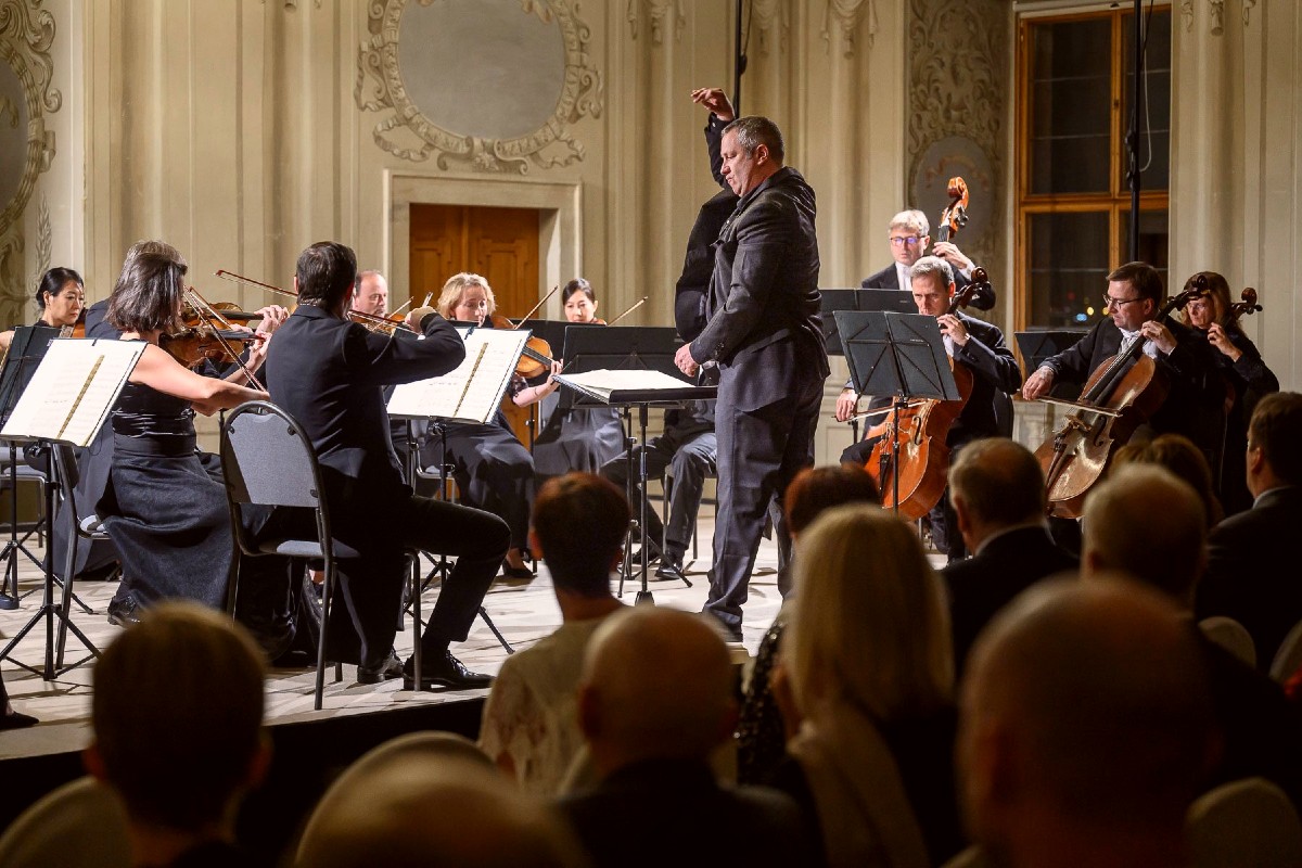 Stefan Dohr, Janáček. Mozart. Suk – koncert PKF z cyklu „Setkání s příběhy umění“, 18. října 2021, Lobkowiczký palác (zdroj Pražská komorní filharmonie, foto Petra Hajská)