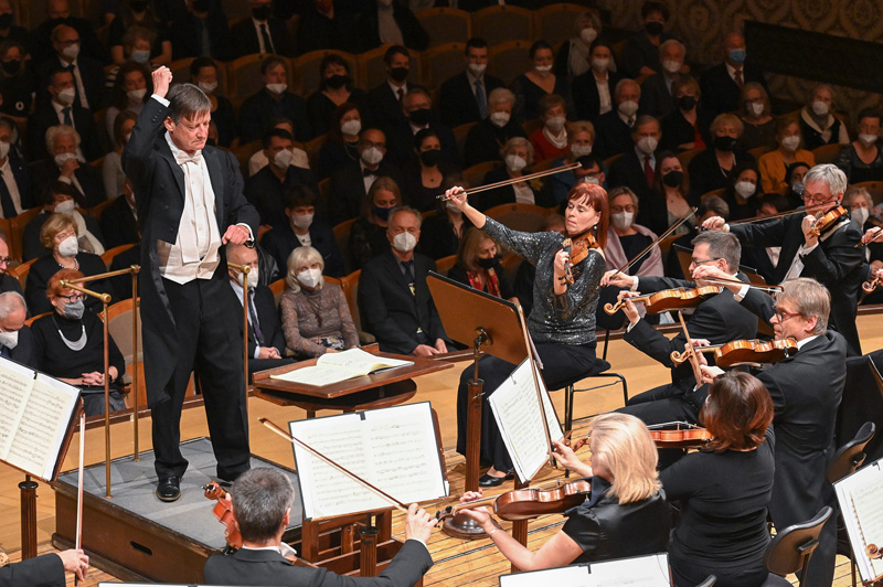 PKF — Prague Philharmonia: Bach. Mozart, 26. října 2021: Harry Bicket (foto Ivan Malý)
