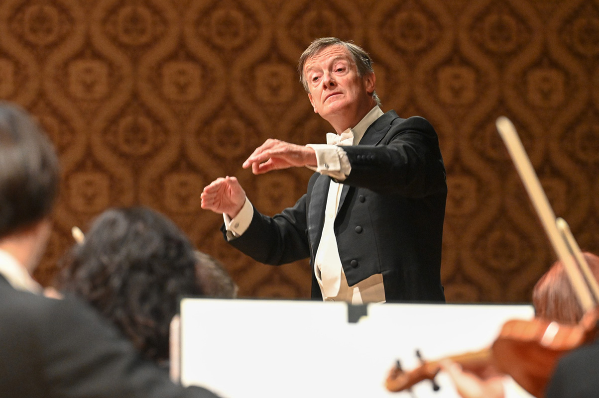 PKF — Prague Philharmonia: Bach. Mozart, 26. října 2021: Harry Bicket (foto Ivan Malý)