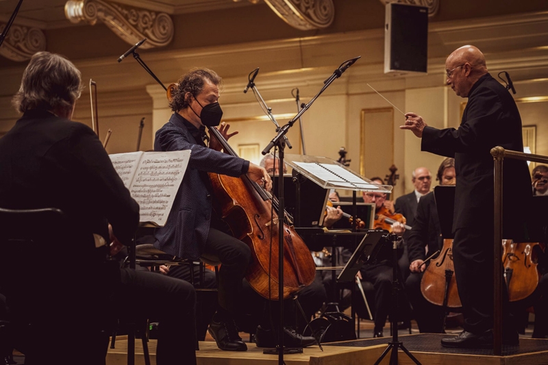 „Světová premiéra!“, 25. listopadu 2021 – Matt Haimovitz, Dennis Russell Davies, Filharmonie Brno (foto Jiří Jelínek)