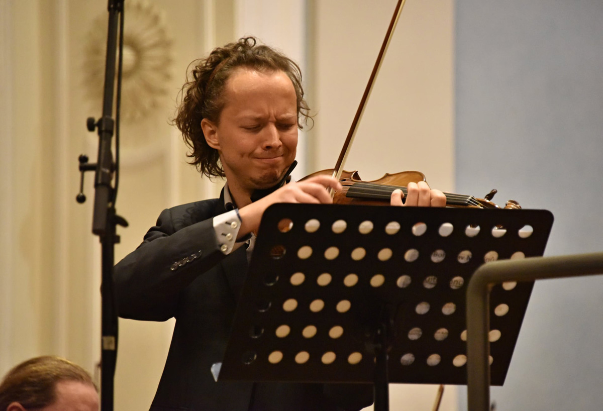 Koncert k výročí AMU – Jakub Junek, 10. prosince 2021 (zdroj Nadace Bohuslava Martinů)