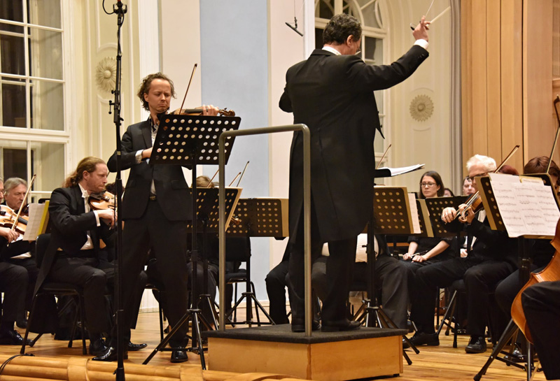 Koncert k výročí AMU – Jakub Junek, Andreas Sebastian Weiser, Západočeský symfonický orchestr Mariánské Lázně, 10. prosince 2021 (zdroj Nadace Bohuslava Martinů)