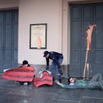 Ekologičtí aktivisté polili La Scalu barvou (zdroj Reuters)