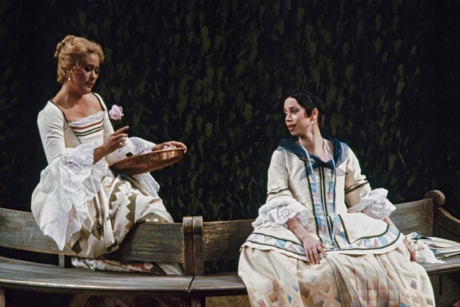 Wolfgang Amadeus Mozart: Così fan tutte - Maria Ewing v roli Dorabelly (zdroj The Metropolitan opera archives)
