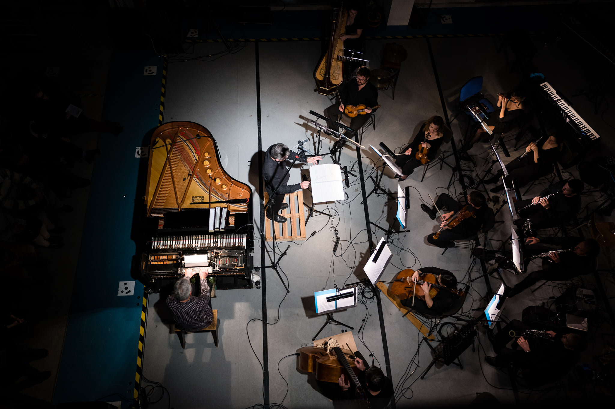 Pavel Šnajdr, Wolfgang Heisig a Brno Contemporary Orchestra - Stroje a strojky, 2022 (foto Jan Prokopius)