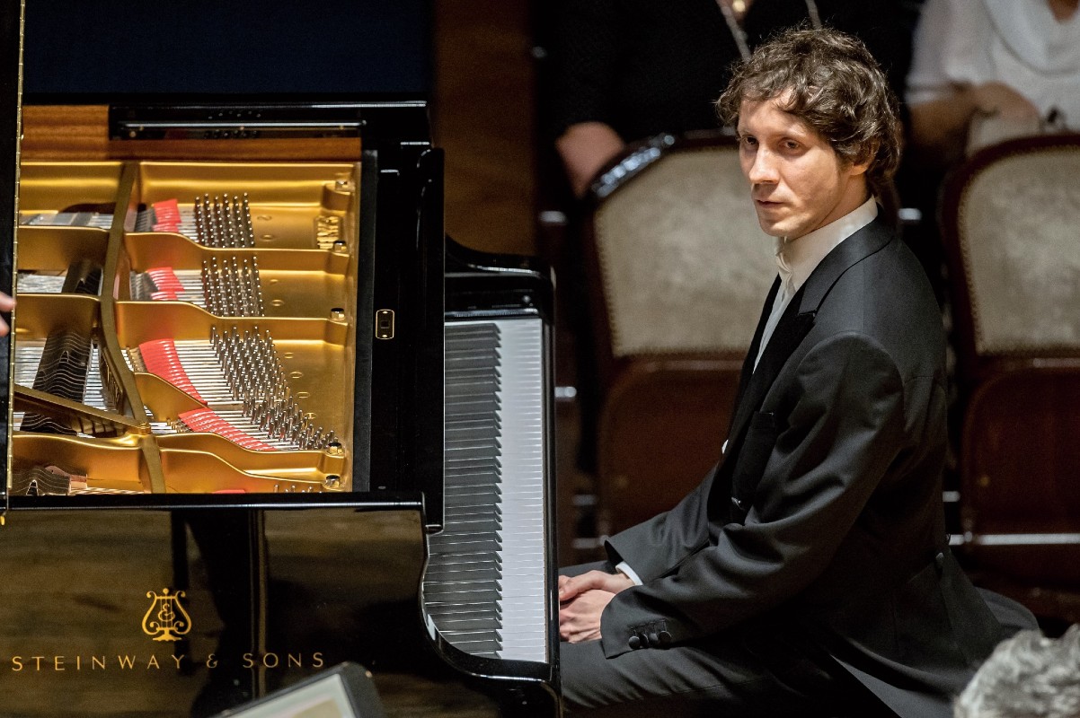 Rafał Blechacz a Mozart 9. února 2022 (zdroj Symfonický orchestr hl. m. Prahy, foto Petr Dyrc)