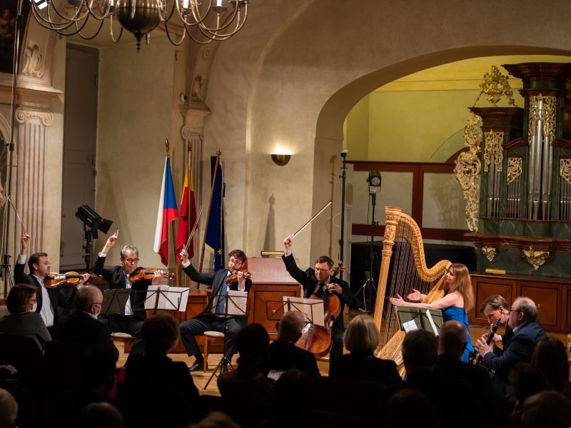Schulhoff. Ibert. Debussy – Ivana Švestková Dohnalová, Jiří Ševčík, Jindřich Pavliš, Jan Fišer, Jan Adam, Ondřej Martinovský, Lukáš Pospíšil (PKF – Prague Philharmonia)