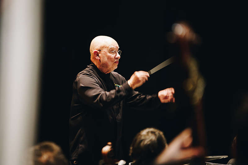 Mozart & Mahler Martiny Jankové – Dennis Russell Davies, Filharmonie Brno, 24. března 2022 (foto Vojtěch Kába)