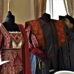 Kostýmy Romana Šolce na tiskové konferenci k chystané premiéře Verdiho Otella (zdroj Divadlo F. X. Šaldy Liberec)