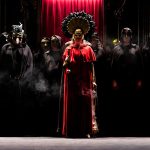 Franz Schreker: Vzdálený zvuk (Der ferne Kland); premiéra, 20. března 2022, Státní opera – Světlana Aksenova (Grete), Sbor SO (foto Zdeněk Sokol)