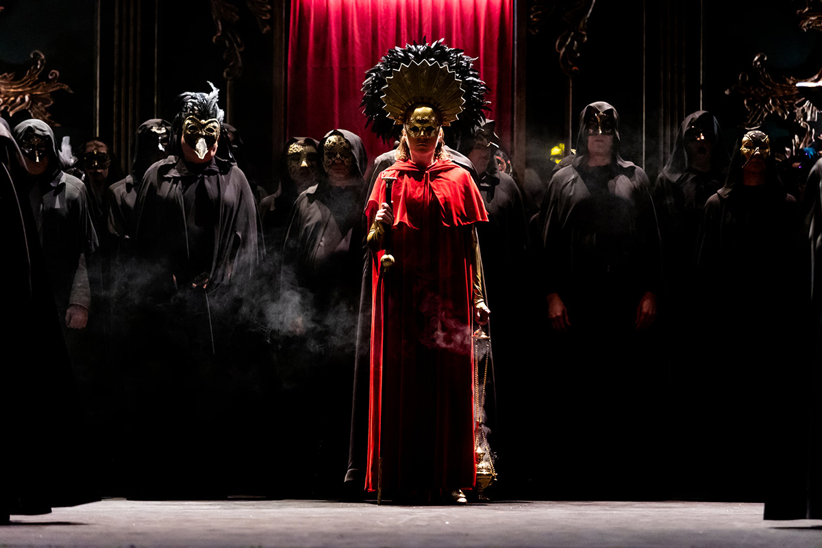 Franz Schreker: Vzdálený zvuk (Der ferne Kland); premiéra, 20. března 2022, Státní opera – Světlana Aksenova (Grete), Sbor SO (foto Zdeněk Sokol)