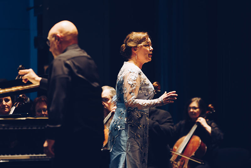 Mozart & Mahler Martiny Jankové – Martina Janková, Dennis Russell Davies, Filharmonie Brno, 24. března 2022 (foto Vojtěch Kába)