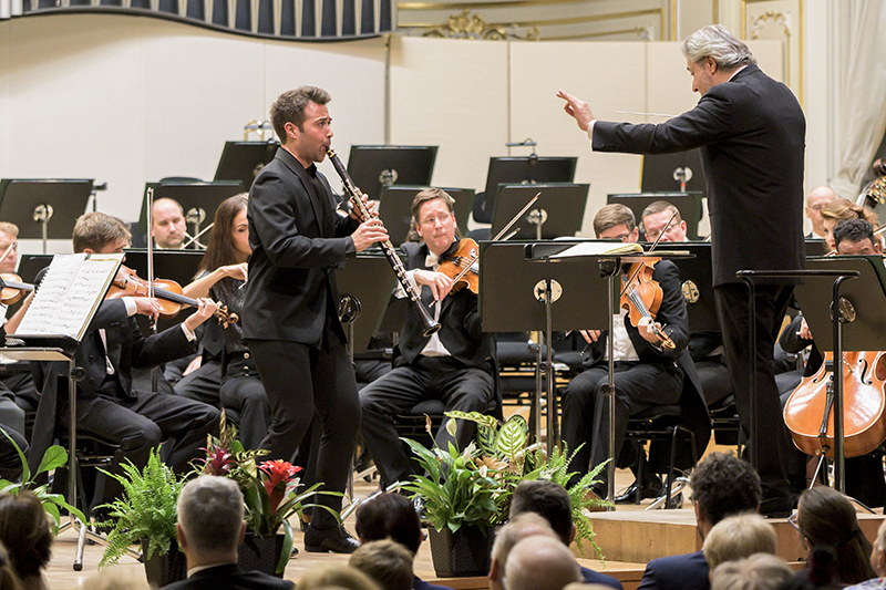 MacMillan – Mozart – Šostakovič, 10. listopadu 2022, Koncertní síň Slovenské filharmonie – Pablo Barragán, Daniel Raiskin a Slovenská filharmónia (foto Alexander Trizuljak)