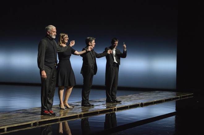 Patrick Kinmonth (scéna a kostýmy), Maria Lamont (asistent režie), Robert Carsen (režie), Ondrej Olos (dirigent) - Janáček Brno 2016 (foto © NdB opera/Marek Olbrzymek)