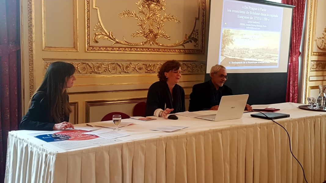 Alena Hönigová a Lívia Laifrová na přednášce při Plzeňském sympoziu v Západočeském muzeu v Plzni, 2024 (zdroj Alena Hönigová)