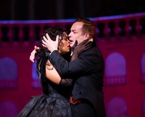 Giuseppe Verdi: La traviata – Pretty Yende, Stephen Costello, The Royal Opera (zdroj The Royal Opera, foto Tristram Kenton)