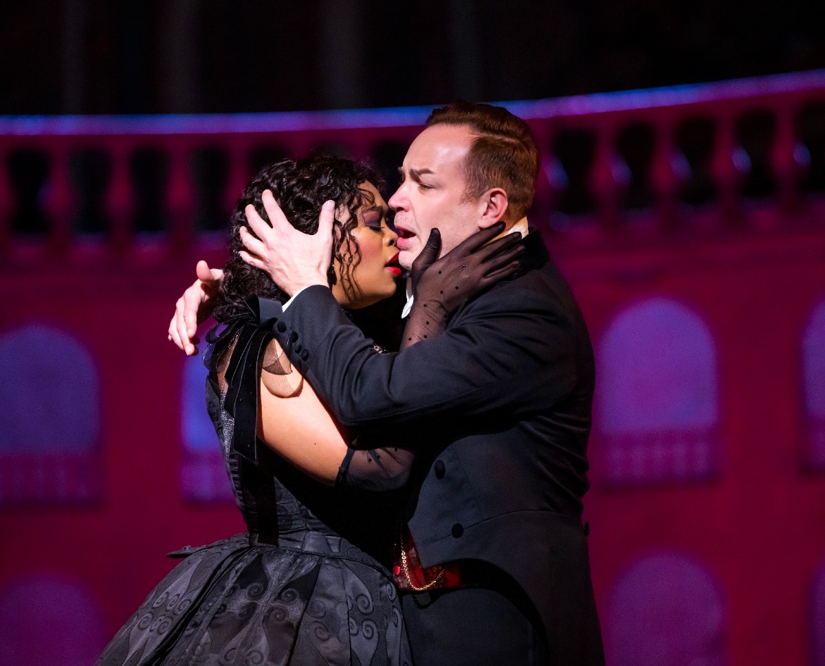 Giuseppe Verdi: La traviata – Pretty Yende, Stephen Costello, The Royal Opera (zdroj The Royal Opera, foto Tristram Kenton)