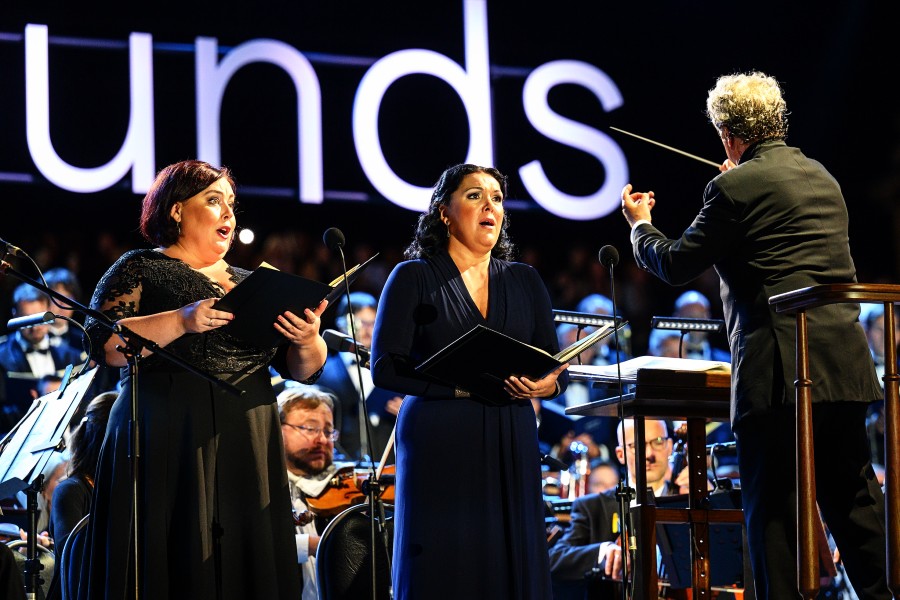 Festival Prague Sounds: Koncert pro Evropu – Lucie Hilscherová, Evelina Dobračeva, 2. září 2022, plovoucí scéna u Slovanského ostrova v Praze (zdroj Prague Sounds)