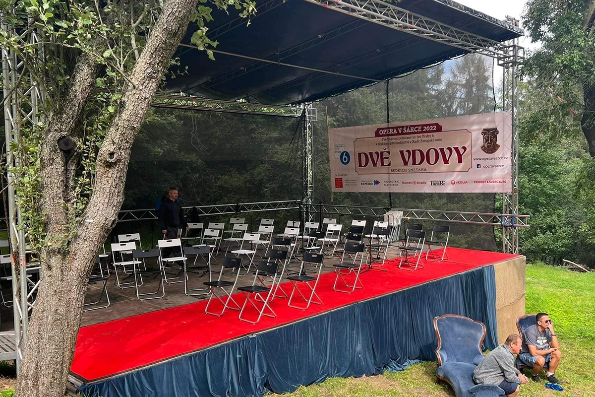 Opera v Šárce: foto z příprav inscenace Dvě vdovy (zdroj Opera v Šárce)