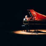 Mahan Esfahani (zdroj Premiere Performances of Hong Kong 飛躍演奏香港)