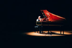 Mahan Esfahani (zdroj Premiere Performances of Hong Kong 飛躍演奏香港)