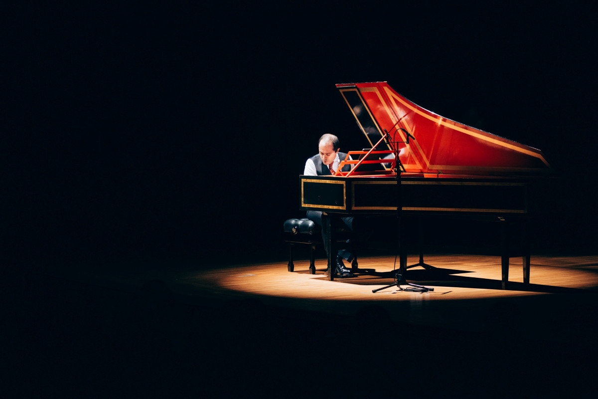 Mahan Esfahani (zdroj Premiere Performances of Hong Kong 飛躍演奏香港)
