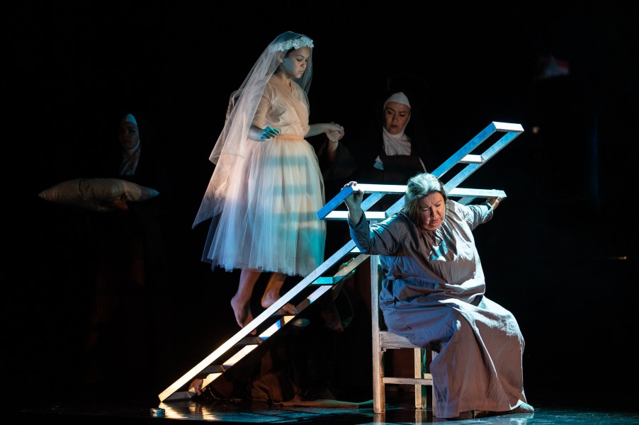 Francis Poulenc: Dialogy karmelitek – Jitka Zerhauová, Divadlo F. X. Šaldy Liberec (zdroj Divadlo F. X. Šaldy Liberec, foto Daniel Dančevský)